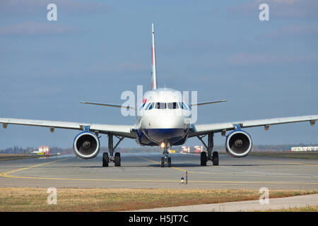 Borispol, Ukraine - 23. Oktober 2011: British Airways Airbus A320 auf dem Taxiway vor der Abreise vom Flughafen Stockfoto