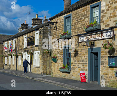 Die Queens-Arme und der Pfau: zwei Pubs in Bakewell, Derbyshire, England UK Stockfoto