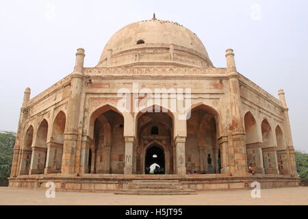 Adham Khan Grab (lokal bekannt als Bhulbhulaiyan, das Labyrinth), Mehrauli archäologischen Park, Delhi, Indien, Südasien Stockfoto