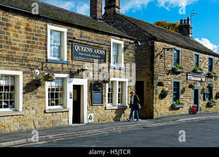 Die Queens-Arme und der Pfau: zwei Pubs in Bakewell, Derbyshire, England UK Stockfoto