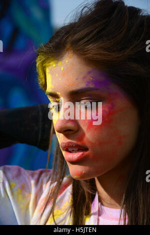 Schöne Mädchen in Farbe Rennen. Stockfoto