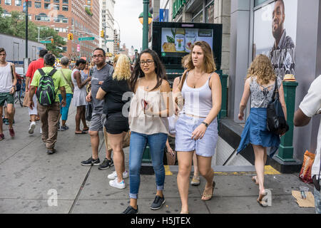 New York u-Bahn-Fahrer gekleidet für einen heißen Sommertag geben Sie & verlassen die u-Bahnstation als Fußgänger Cluster 14th Street am Broadway Stockfoto