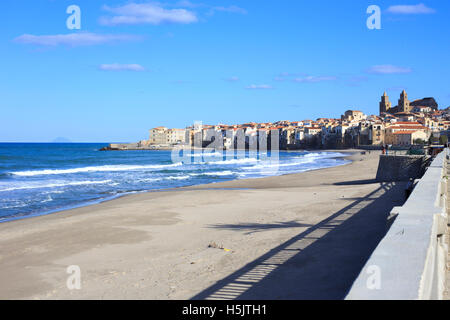 Cefalu, Italien - 2. Januar 2015: leeren Strand von Cefalù führt von der Altstadt entfernt in einem sonnigen Wintertag, Sizilien Stockfoto