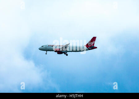 Virgin America Airbus A320-214 N835VA Landung am San Francisco International Airport (SFO) Stockfoto