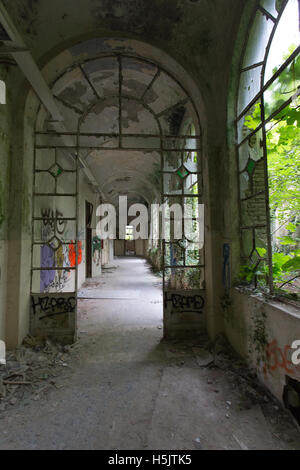 Limbiate, Italien - 27. September 2015: Verlassene Gebäude des Krankenhauses Mombello genannt. Das Gebäude wurde fast zwanzig Jahr aufgegeben. Stockfoto