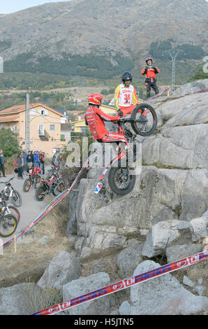 Motorradfahren. Trial Rennen. Spanien-Meisterschaft. Gabriel Marcelli überholen ein Hindernis über Granitsteine in Valdemanco Stockfoto