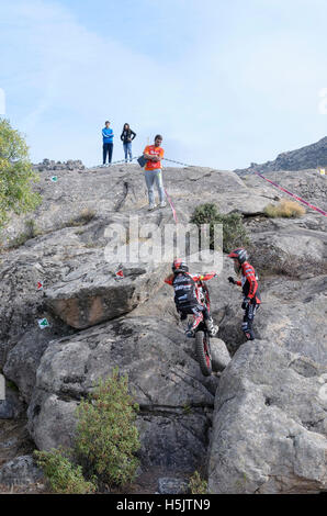 Motorradfahren. Trial Rennen. Spanien-Meisterschaft. Carla Caballe überholen ein Hindernis über Granitsteine in Valdemanco Stockfoto