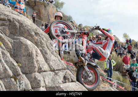 Motorradfahren. Trial Rennen. Spanien-Meisterschaft. Jorge Casales überholen Hindernis in Valdemanco (Madrid - Spanien) Stockfoto