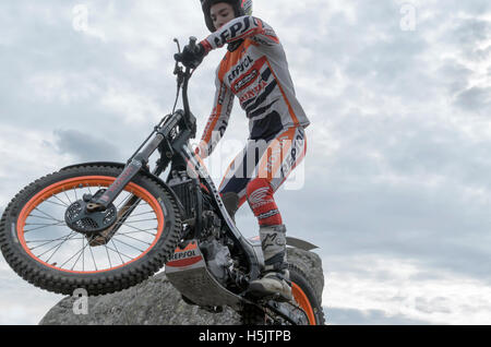 Motorradfahren. Trial Rennen. Spanien-Meisterschaft. Jaime Busto überholen ein Hindernis über Granit Felsen Stockfoto