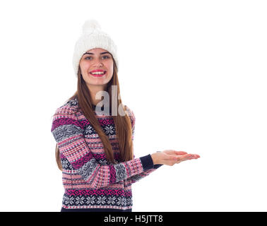 Frau in Pullover und weiße Hut hält so etwas Stockfoto