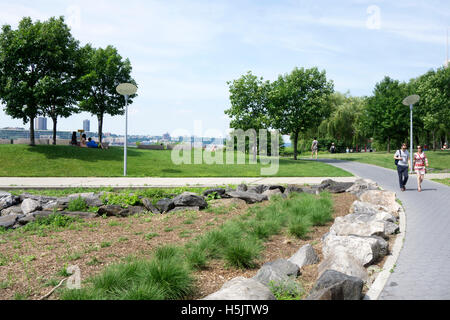 Riverside Park ist einladend Aussicht auf herrlichen sonnigen Juli 4 4. mit Menschen spazieren, Sonnen oder Picknicken mit River anzeigen Stockfoto
