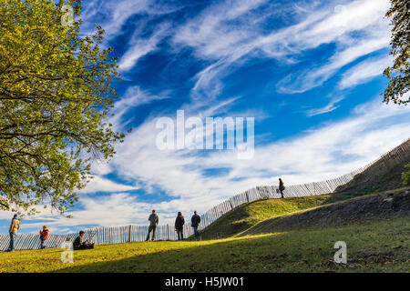 Menschen, die gutes Wetter im Park der Zitadelle von Namur an sonnigen Tag genießen Stockfoto