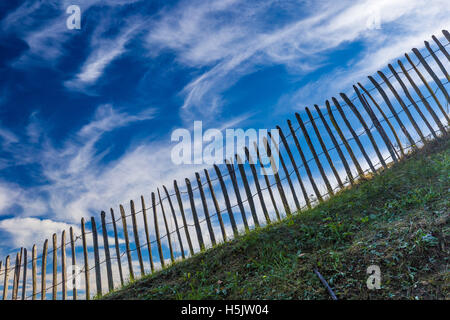 Alten Holzzaun auf dramatische blauer Himmelshintergrund Stockfoto