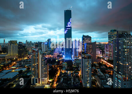 Skyline von Bangkok, Mahanakhon Wolkenkratzer Turm ist höchsten Gebäude in Thailand, Silom Gegend, Bangkok Thailand Stockfoto