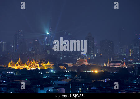 Großer Palast mit Bangkok Stadt Wolkenkratzer in der Nacht in Bangkok, Thailand Stockfoto