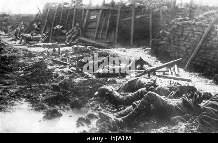 GAS Kriegsführung eine britische Stellung bei Fromelles, Nordfrankreich, nach einem deutschen Gasangriff im Juli 1916. Stockfoto