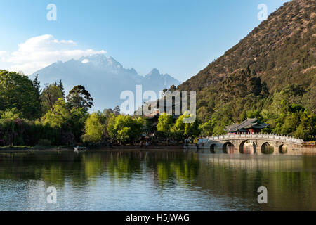 Lijiang alte Stadt Szene im Black Dragon Pool Park mit Jade-Drachen-Berg im Hintergrund, Lijiang, China Stockfoto