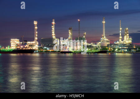 Öl-Raffinerie-Fabrik oder petrochemischen Anlage am Morgen. Stockfoto