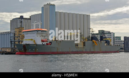 Frachtschiff vor Anker vor Silo Gebäude in Stavanger Stockfoto