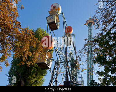 Halloween-Thema in den überfüllten Tivoli Gärten, Kopenhagen, Dänemark. Die Ballon-Riesenrad an einem sonnigen Tag Ende Oktober. Stockfoto