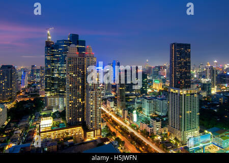 Bangkok-Nachtansicht mit Hochhaus im Geschäftsviertel Sathon Silom in Bangkok Thailand. Stockfoto