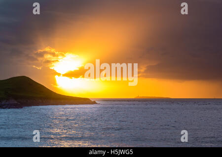 Sonnenuntergang hinter Flat Holm Insel in den Bristolkanal. Spektakuläre Himmel und Wolken gesehen aus Sand Point in Somerset, Großbritannien Stockfoto