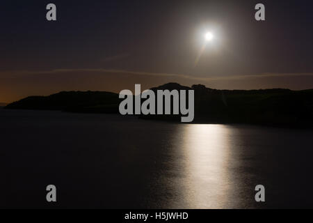 Der Mond des Jägers über Meer in Sand Point. Vollmond spiegelt sich im Wasser des Bristol Channel bei Flut, in Somerset, England, mit Wolken Stockfoto