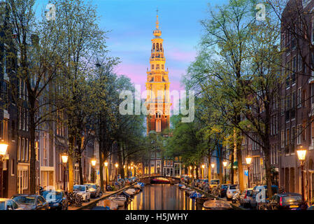 Amsterdam Zuiderkerk Kirchturm am Ende eines Kanals in Amsterdam, Niederlande in der Nacht. Stockfoto