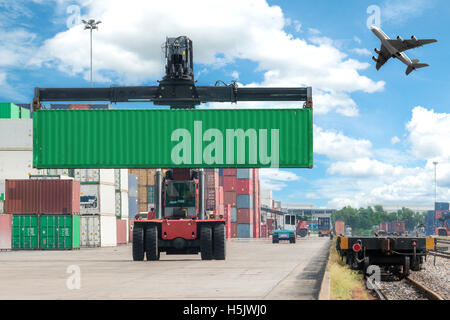 Gabelstapler, Umgang mit Box Containerbeladung, Güterzug Stockfoto