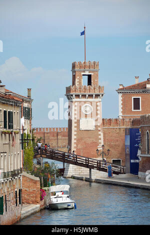 Turm des historischen venezianischen Arsenal und Schifffahrtsmuseum in Castello Bezirk von Venedig in Italien. Stockfoto