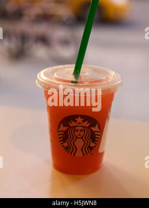 Starbucks Fruchtsaftgetränk in einem Geschäft am 16. April 2016 in New York, USA Stockfoto