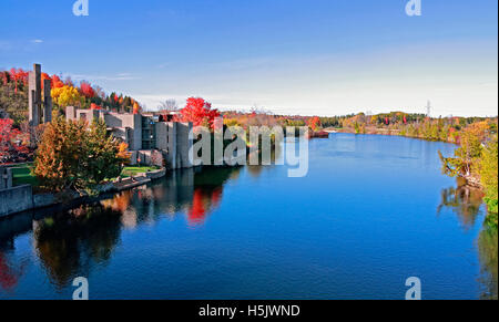 Champlain College in Trent University mit unkenntlich Studenten lesen und entspannen in der Nähe von dem blauen Wasser des Otonabee River in Stockfoto