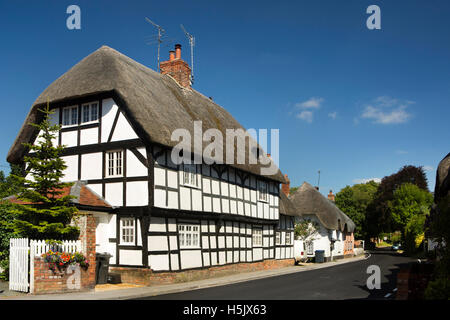 Großbritannien, England, Wiltshire, Salisbury Plain, Upavon, High Street, gerahmte strohgedeckten Holzhaus Stockfoto