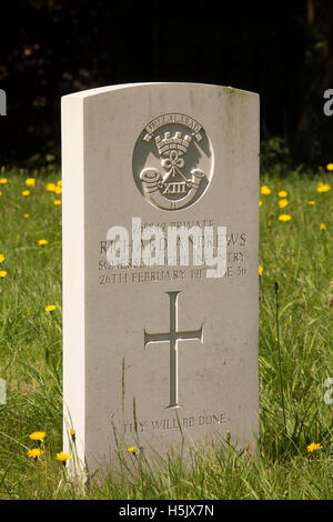 Großbritannien, England, Wiltshire, Netheravon, All Saints Churchyard, Commonwealth War Graves Commission Grabsteine von Pvt Richard Andrews Stockfoto