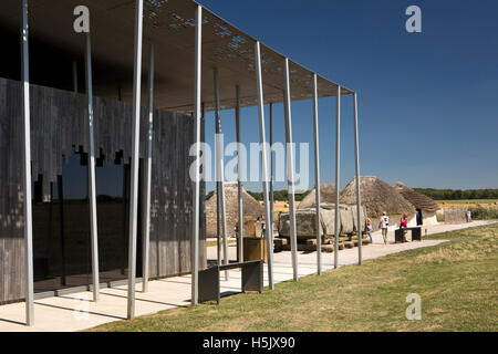 Großbritannien, England, Wiltshire, Stonehenge Visitor Centre und rekonstruierten neolithischen Dorf Stockfoto