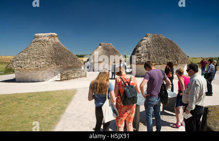 Großbritannien, England, Wiltshire, Stonehenge Visitor Centre Besucher im rekonstruierten neolithischen Dorf Stockfoto