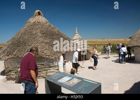 Großbritannien, England, Wiltshire, Stonehenge Visitor Centre Besucher im rekonstruierten neolithischen Dorf Stockfoto