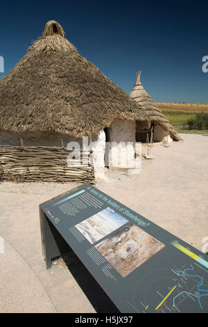 Großbritannien, England, Wiltshire, Stonehenge Visitor Centre, rekonstruiert neolithischen Dorf und Interpretation Infotafel Stockfoto