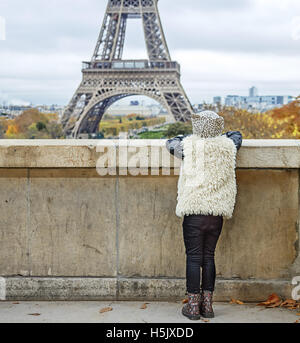 Mutige Winter in Paris. Gesehen von hinten modernes Mädchen in Paris, Frankreich Stockfoto