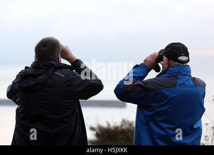 Menschen sammeln auf den Klippen von Dover, wie russische Kriegsschiffe gedacht werden, um zu gehen durch die Nordsee, den Angriff auf die belagerte Stadt Aleppo in Syrien zu verstärken. Stockfoto