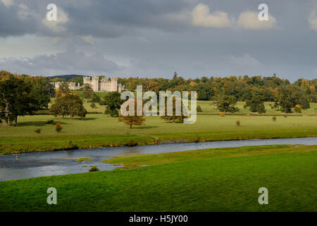 Burg mit Blick auf den Fluss Tweed und mit Blick auf den Cheviot Hills, dem Kernland der Familie Duke of Roxburghe Estate zu Boden. Stockfoto