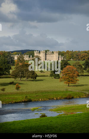 Burg mit Blick auf den Fluss Tweed und mit Blick auf den Cheviot Hills, dem Kernland der Familie Duke of Roxburghe Estate zu Boden. Stockfoto