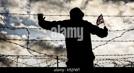 Rückansicht des Mann mit Kapuzenjacke mit Union Jack Flagge durch Stacheldraht Zaun suchen. Austritt, Einwanderung... Konzept Stockfoto