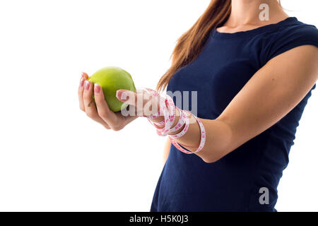 Zarte Frauenhand mit Zentimeter rund um it-holding einen Apfel Stockfoto