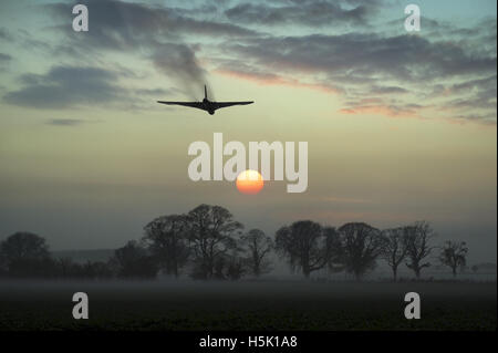 Die markante Form einer Avro Vulcan Deltaflügel Bomber mit seinen charakteristischen Auspuff Federn Köpfe in den Sonnenuntergang. Stockfoto