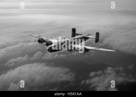 Eine einsame RAF Handley Page Halifax Mk III macht seinen Weg zurück zur Base im Süden von England im Jahre 1944. Stockfoto