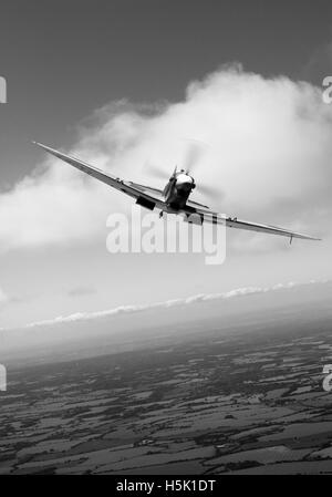 Ein Mk IX Supermarine Spitfire in RAF Lackierung frontal in einen sonnigen Spätsommer-Himmel über der englischen Landschaft. Stockfoto