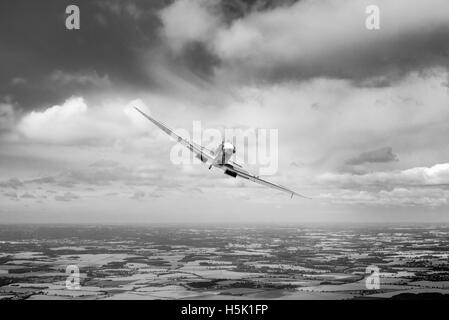 Ein Mk IX Supermarine Spitfire in RAF Lackierung frontal in einen sonnigen Spätsommer-Himmel über der englischen Landschaft. Stockfoto