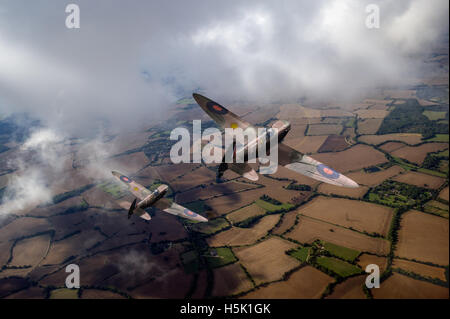 Eine Darstellung der Supermarine Spitfire Mk ich Kämpfer aus 65 Geschwader in der Luftschlacht um England Tarnung, über englische Landschaft. Stockfoto
