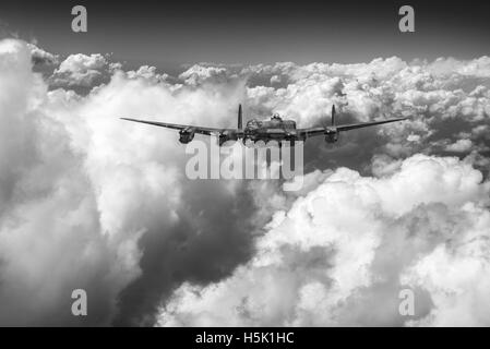 Eine Darstellung eines einsamen RAF Avro Lancaster Bomber, der seinen Weg durch sonnendurchflutete Wolken im Juli 1944. Schwarz-weiß-Version. Stockfoto